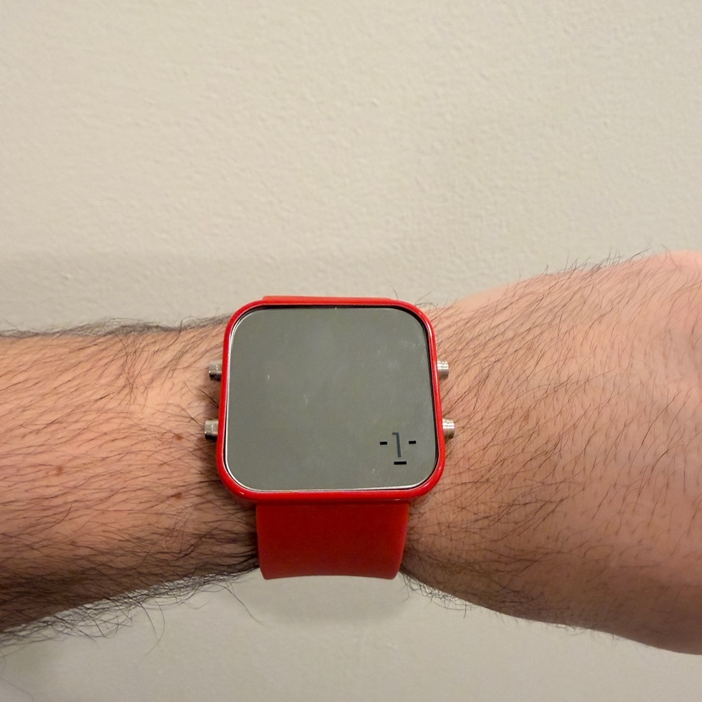 1FaceWatch Red - Picture 2 of 6